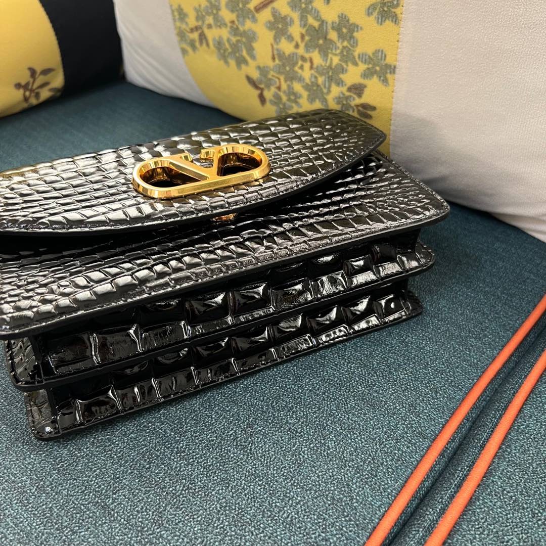 014 014#226-Valentino-Bags-01-2025SS