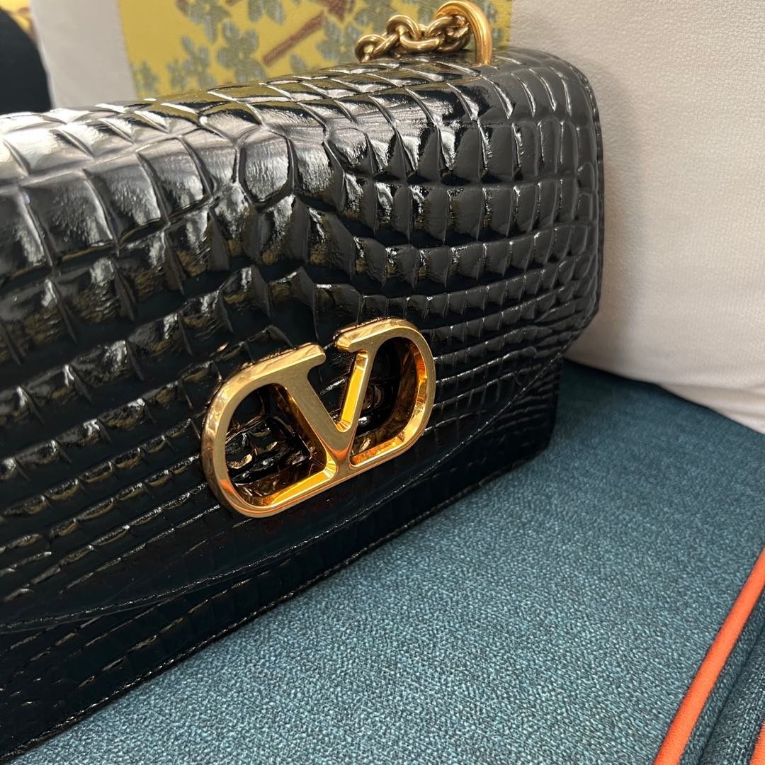 014 014#226-Valentino-Bags-01-2025SS