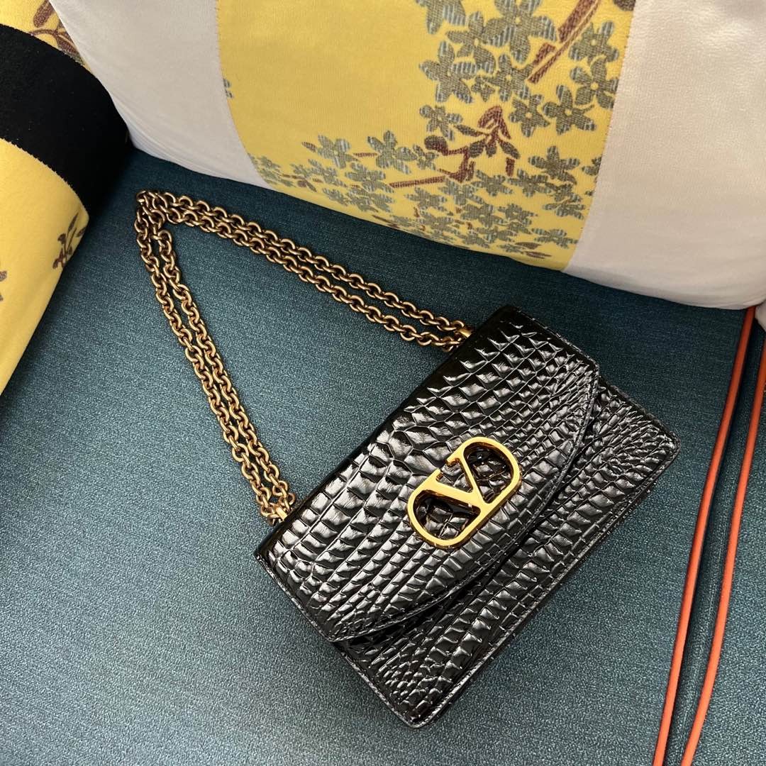 014 014#226-Valentino-Bags-01-2025SS