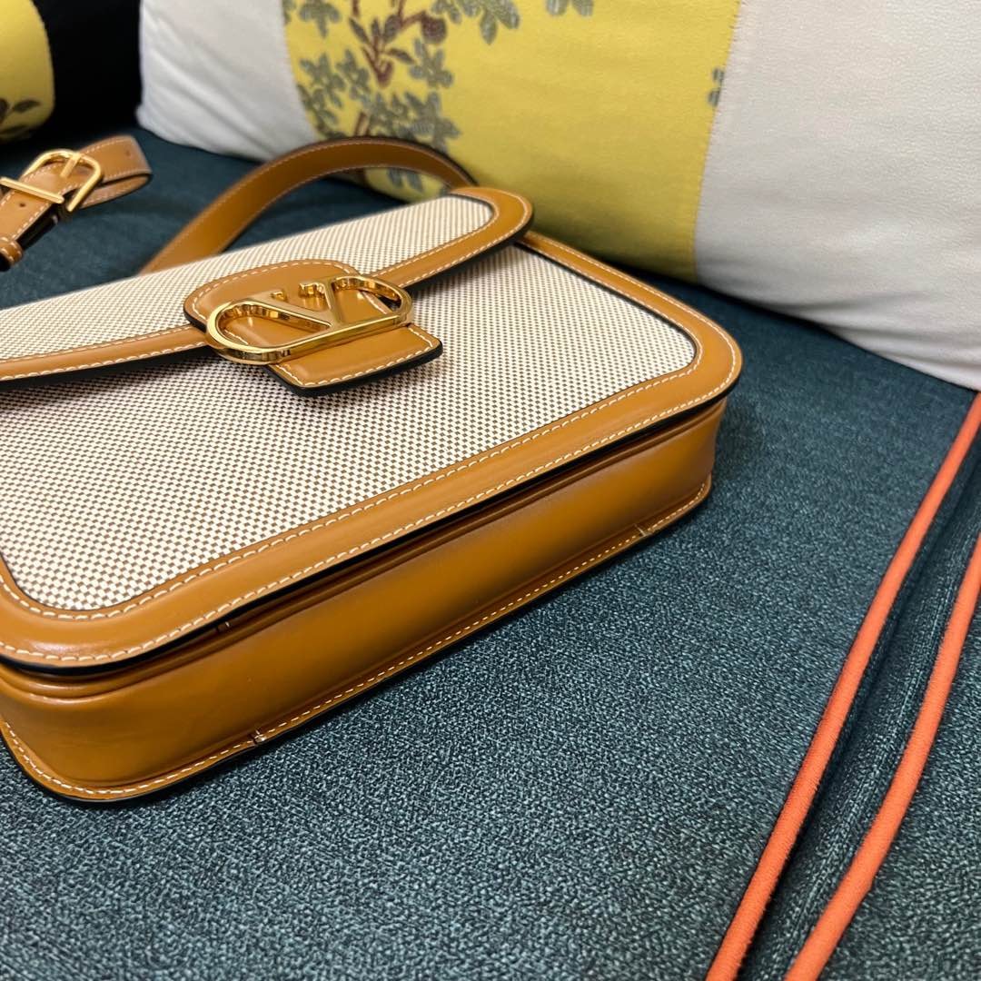 011 011#226-Valentino-Bags-01-2025SS