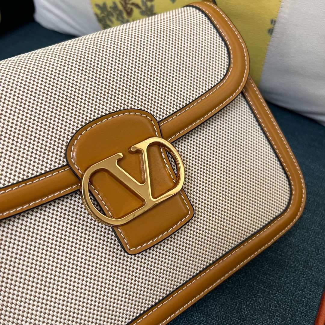 011 011#226-Valentino-Bags-01-2025SS