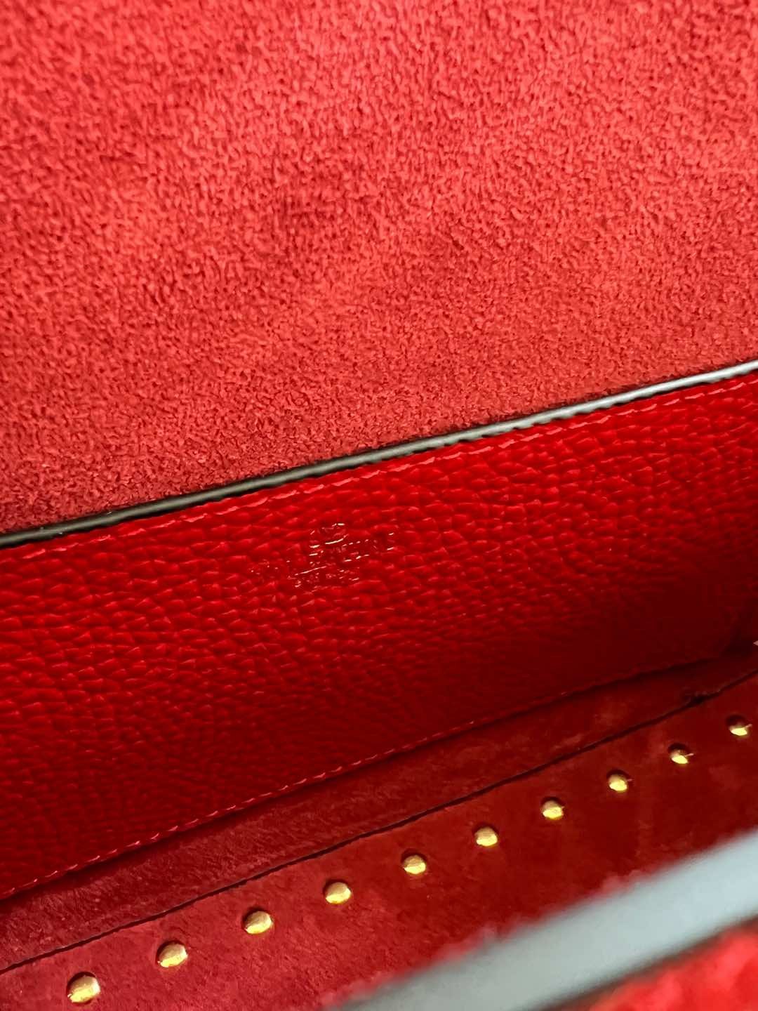 010 010#226-Valentino-Bags-01-2025SS