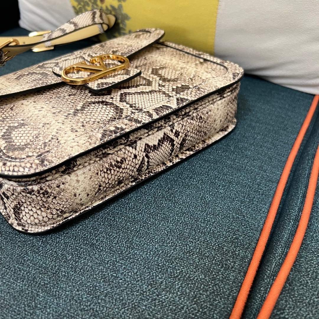 009 009#226-Valentino-Bags-01-2025SS