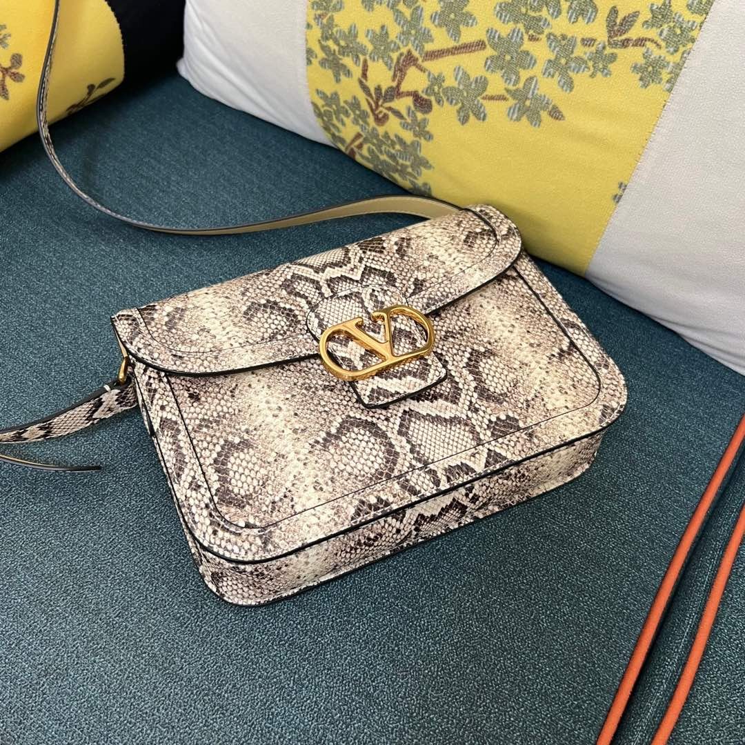 009 009#226-Valentino-Bags-01-2025SS