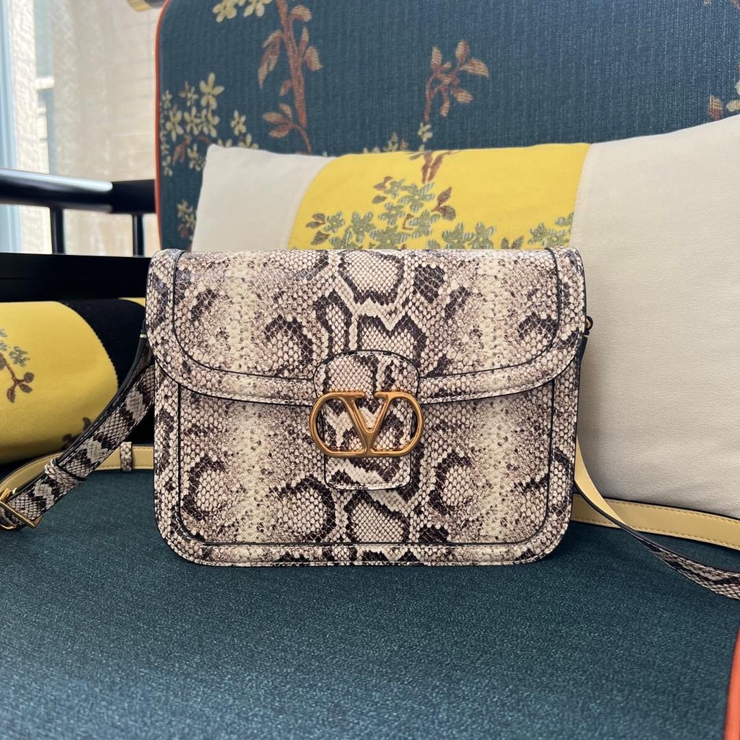009 009#226-Valentino-Bags-01-2025SS