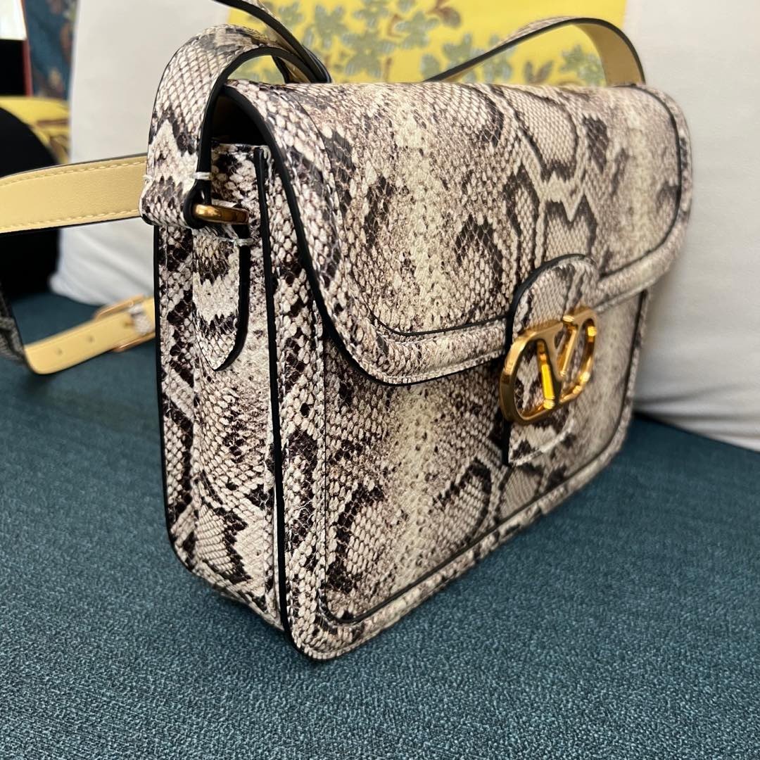 009 009#226-Valentino-Bags-01-2025SS