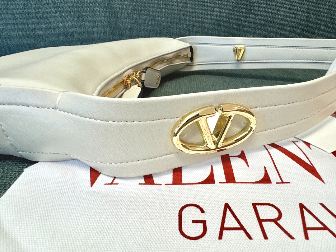 008 008#226-Valentino-Bags-01-2025SS