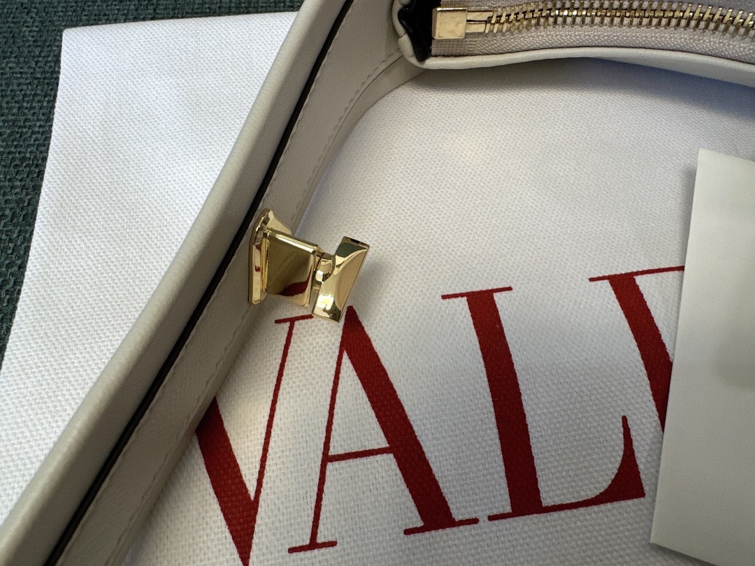 008 008#226-Valentino-Bags-01-2025SS