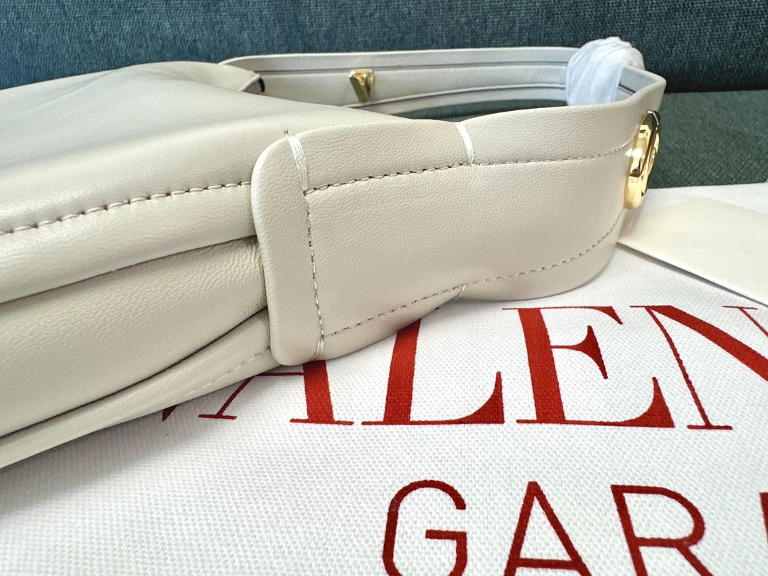 008 008#226-Valentino-Bags-01-2025SS