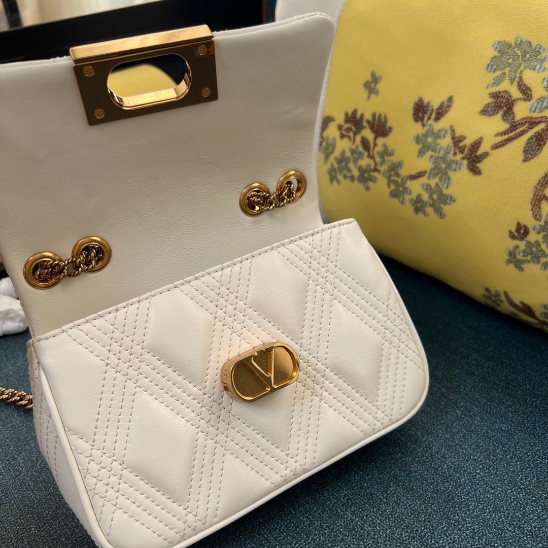 007 007#226-Valentino-Bags-01-2025SS