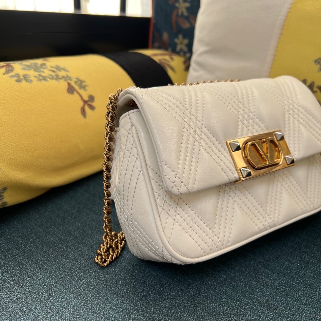 007 007#226-Valentino-Bags-01-2025SS