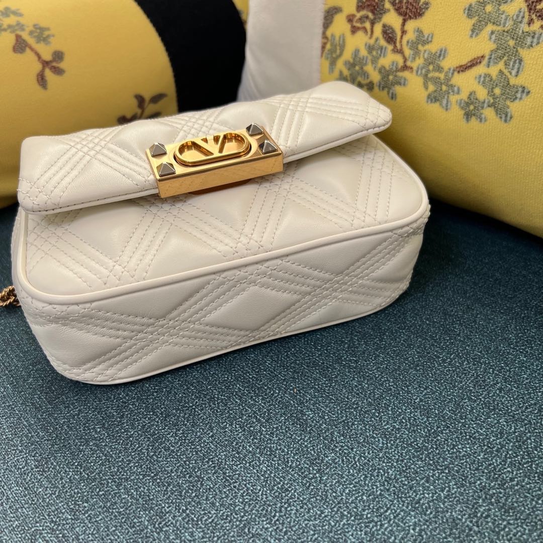 007 007#226-Valentino-Bags-01-2025SS