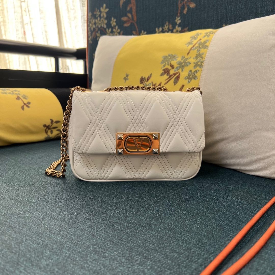 007 007#226-Valentino-Bags-01-2025SS