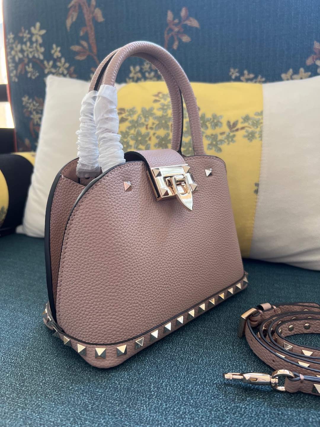 006 006#226-Valentino-Bags-01-2025SS