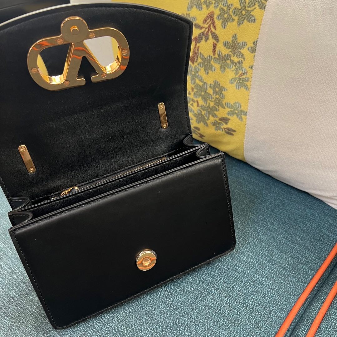 003 003#226-Valentino-Bags-01-2025SS