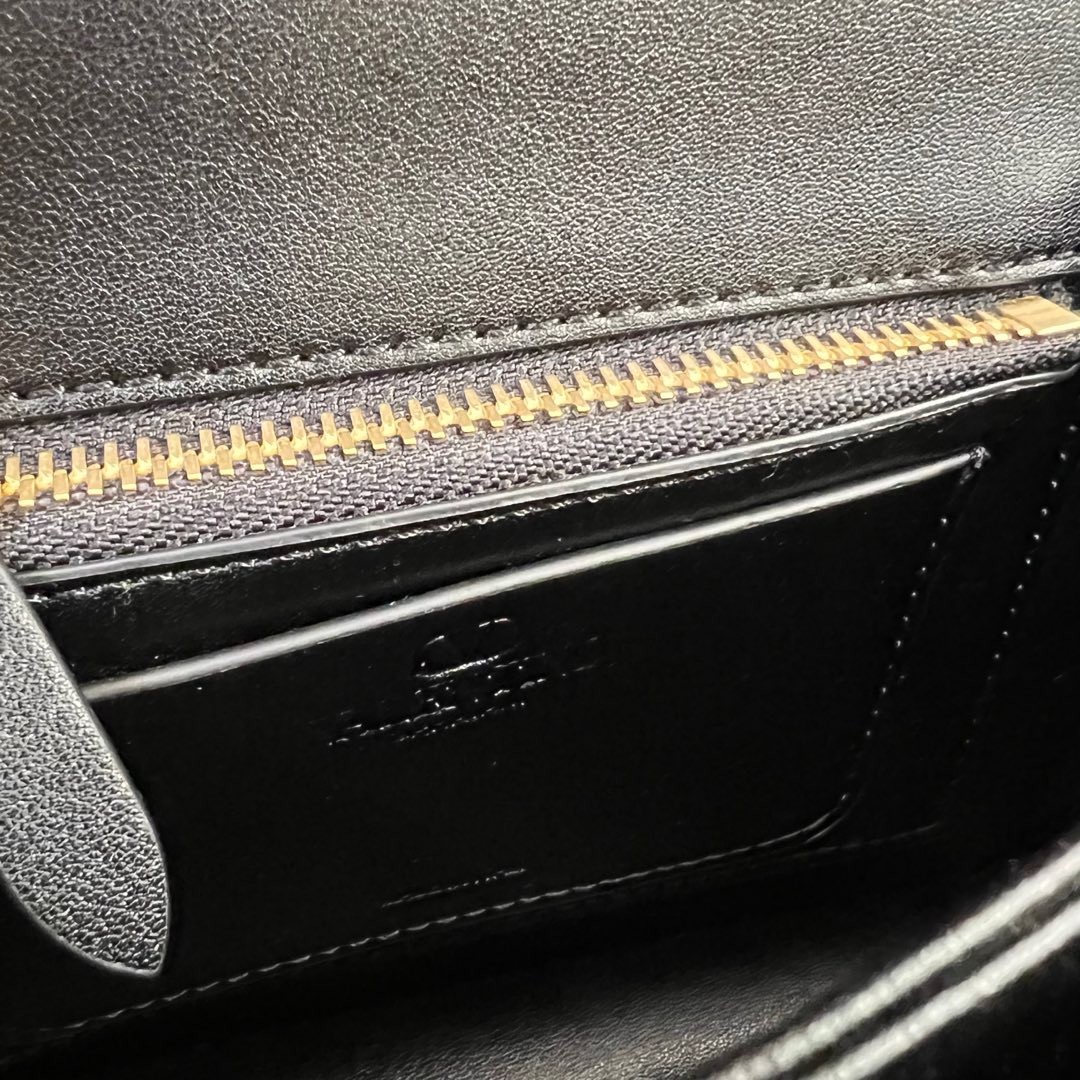 003 003#226-Valentino-Bags-01-2025SS