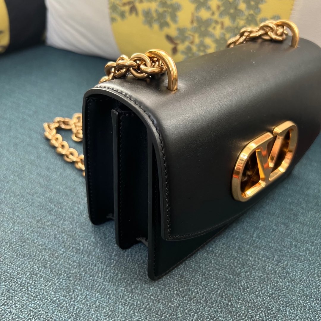 003 003#226-Valentino-Bags-01-2025SS