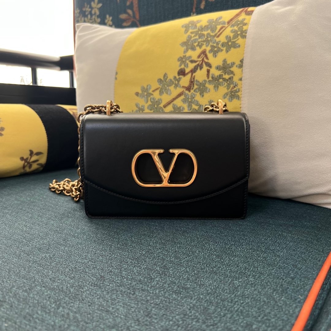 003 003#226-Valentino-Bags-01-2025SS
