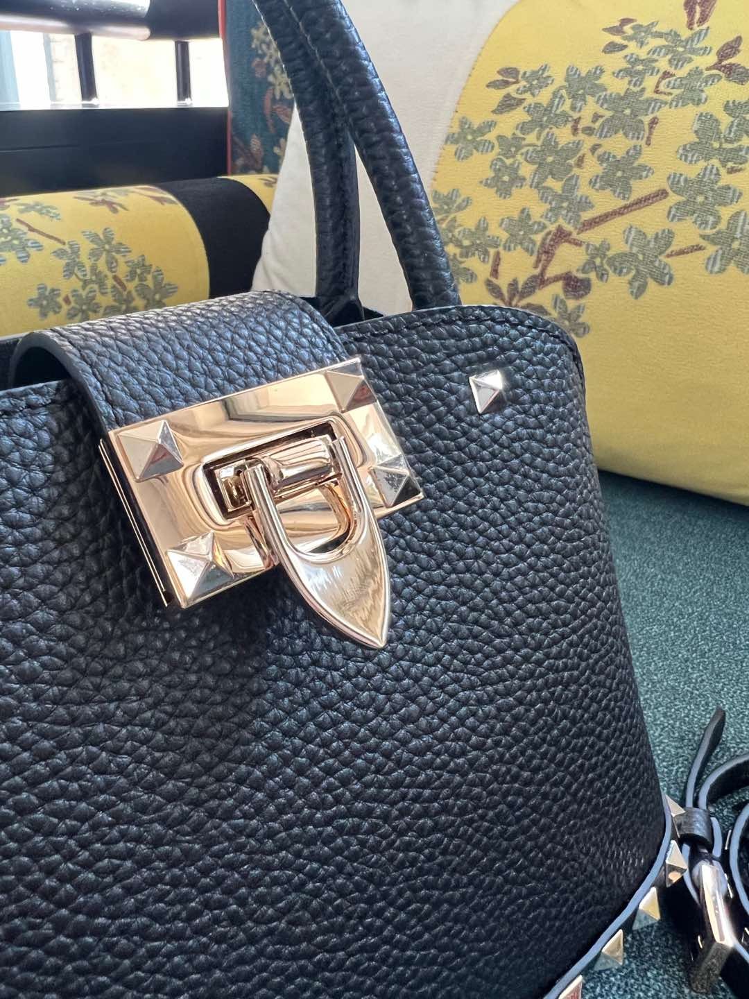 001 001#226-Valentino-Bags-01-2025SS