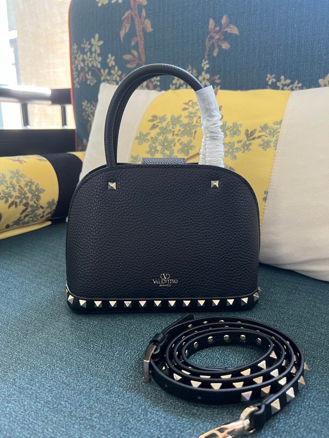 001 001#226-Valentino-Bags-01-2025SS