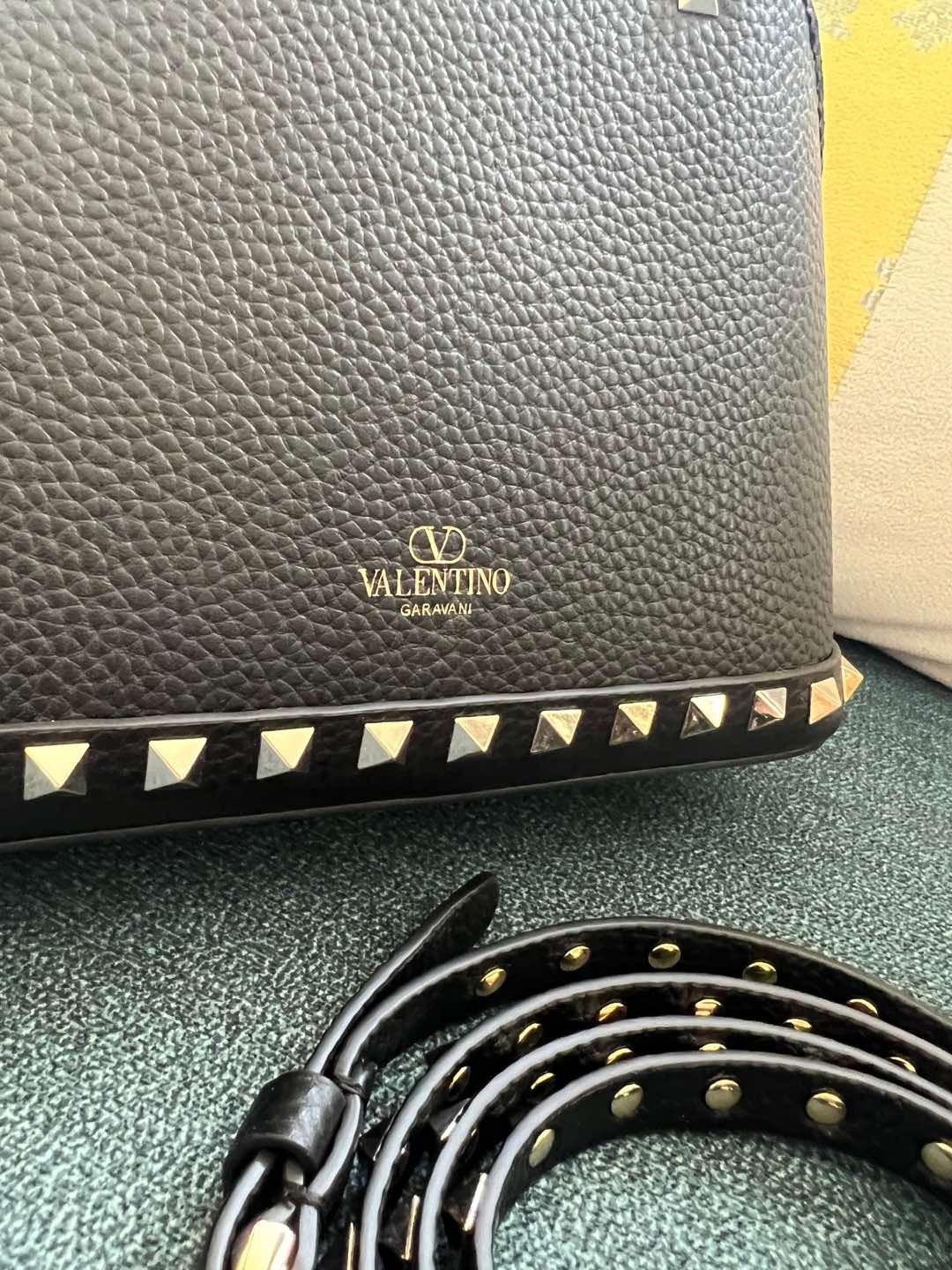 001 001#226-Valentino-Bags-01-2025SS