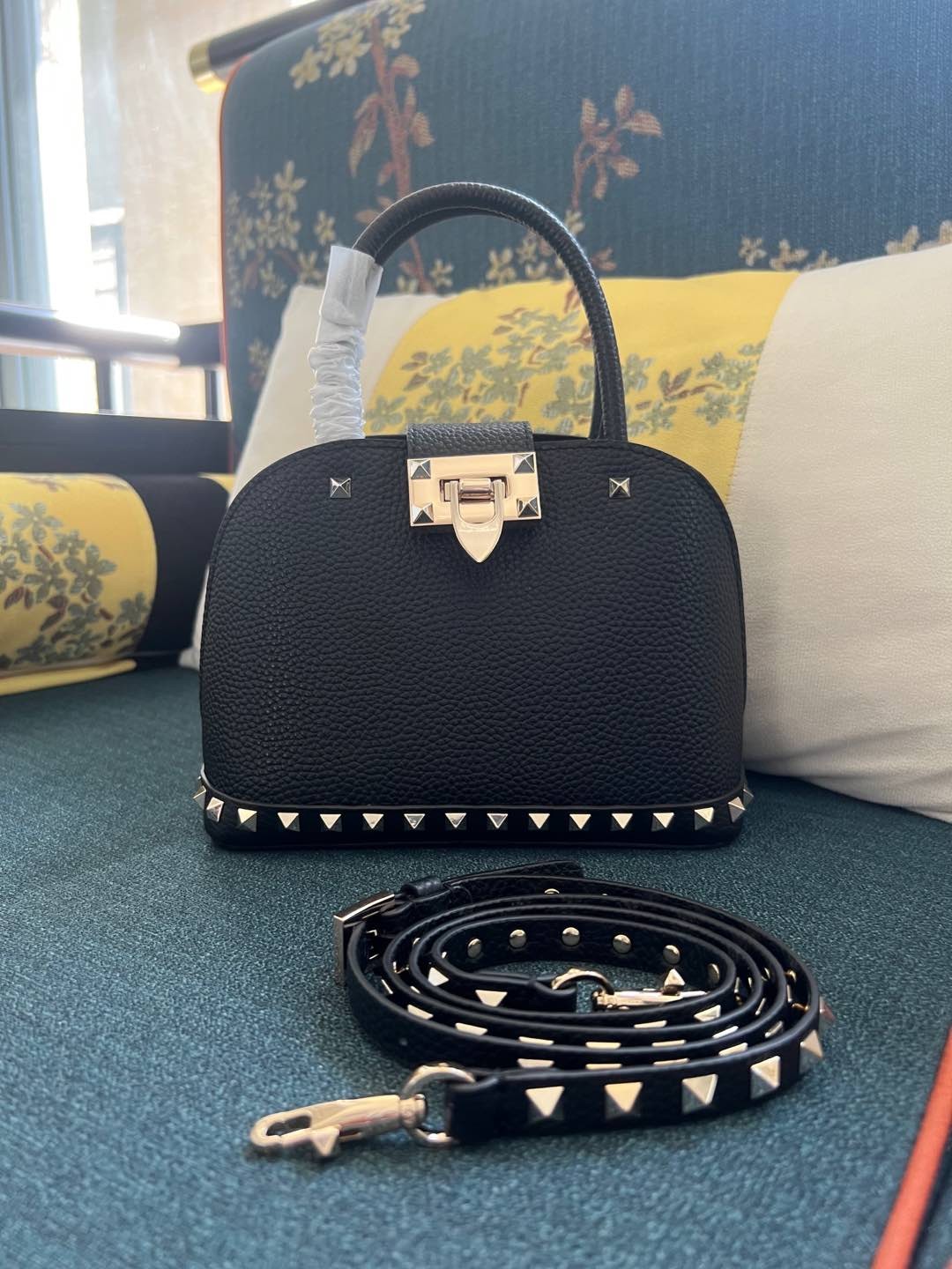 001 001#226-Valentino-Bags-01-2025SS
